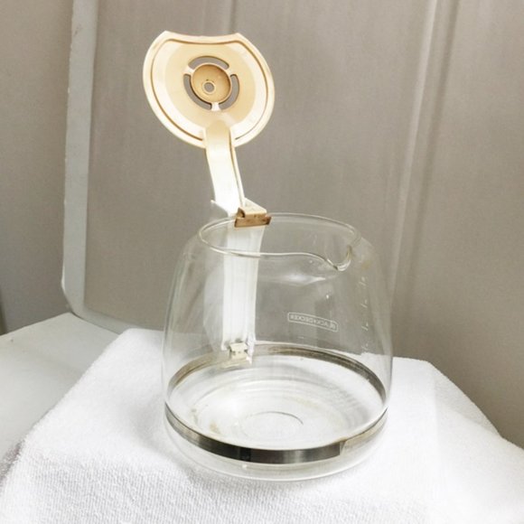 BLACK+DECKER 12-Cup Replacement Glass Carafe, White CM0940WD + Free Coffee Baske - Picture 3 of 8